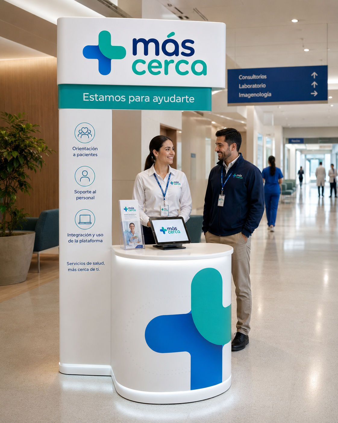 Personal de Más Cerca en un hospital orientando a un paciente